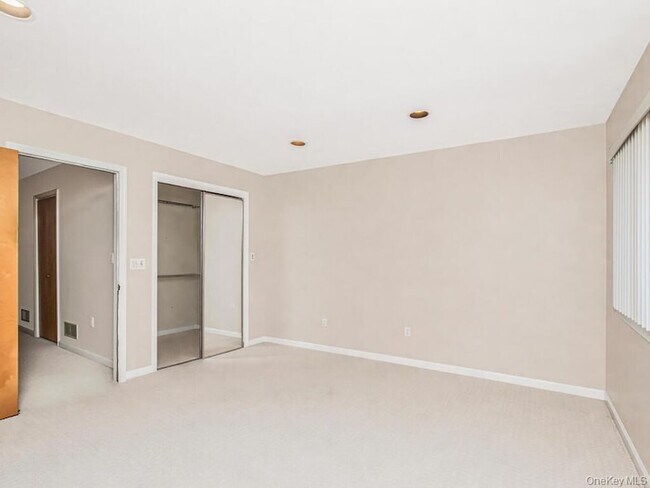 Building Photo - 8 Davids Ln