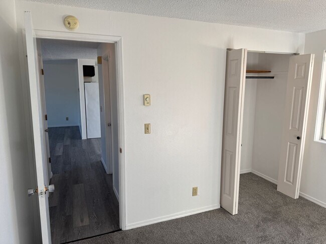 Building Photo - 2 bedroom 1 bath duplex in Springfield!