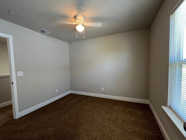 Building Photo - 3-bedroom, 2.5-bathroom townhome in Live Oak!