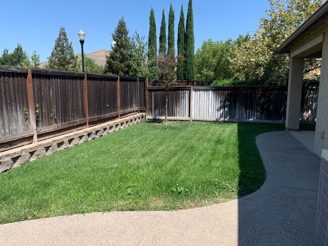 Building Photo - Single Story, Corner Lot in Brentwood!