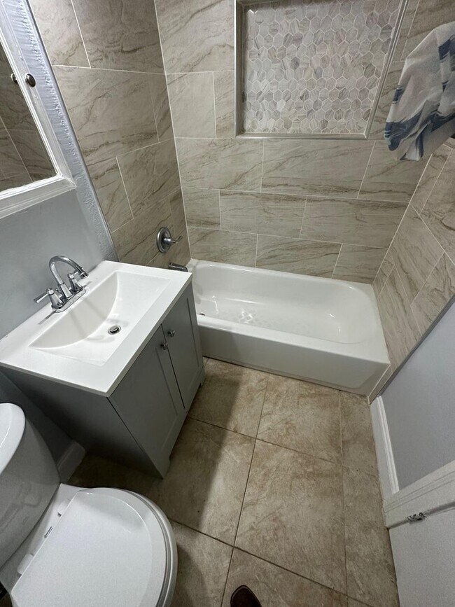 Building Photo - Fully Renovated 3/2 Available for Immediat...