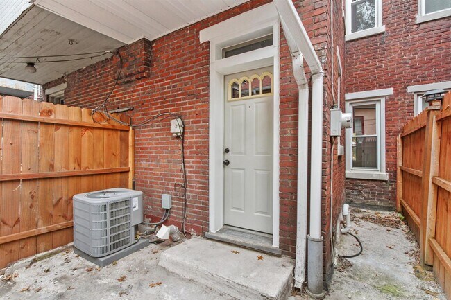 Building Photo - Bright 2 Bedroom, 1.5 Bath Home in Allison Hill!