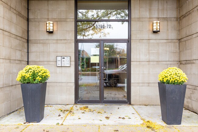 Building Photo - 5766 N Lincoln Ave