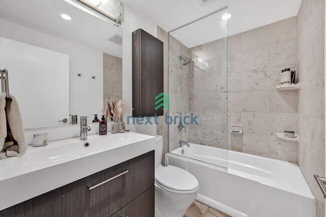 Building Photo - A beautiful 3 bedrooms and 2 bathrooms house