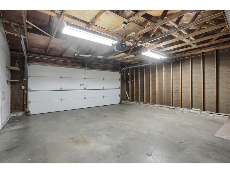 Building Photo - 9937 Deerwood Ln N
