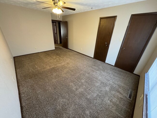 Building Photo - Updated 2 bedroom 1.5 bath Townhome in a g...