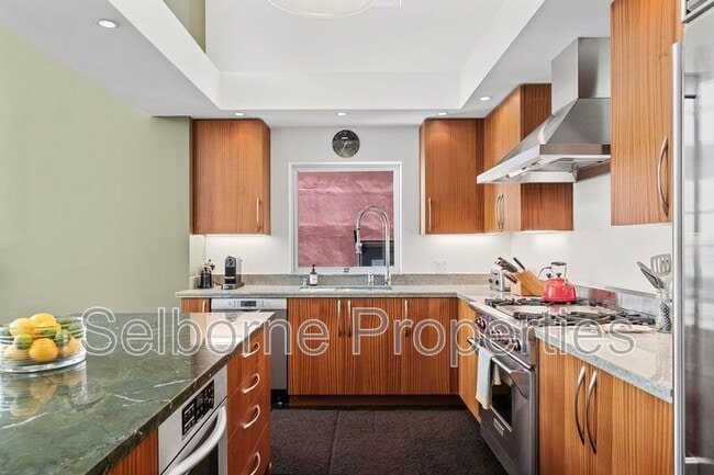 Building Photo - 33 Clementina St