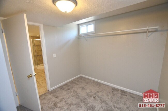 Building Photo - Excellent Des Moines Home