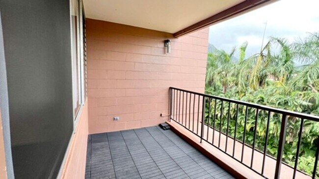 Building Photo - AVAILABLE NOW! Spacious 3-Bedroom, 2-Bath Corner-end Split-level Unit in Kaneohe with 1 Assigned ...