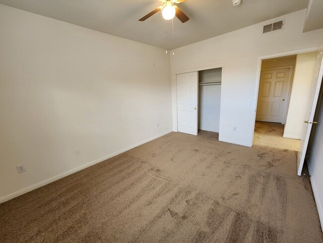 Building Photo - Fantastic, well maintained 2 bedroom condo.