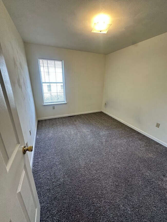 Building Photo - 3 Bed - 3Bath with Den