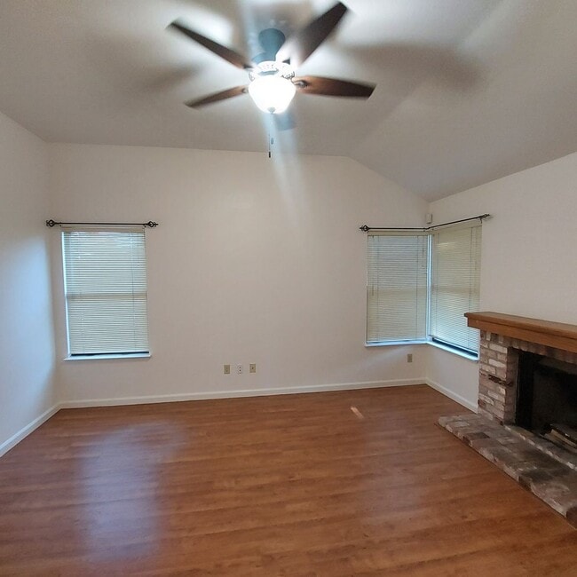 Building Photo - Nice 3bed and 2 bath home; excellent Roseville location