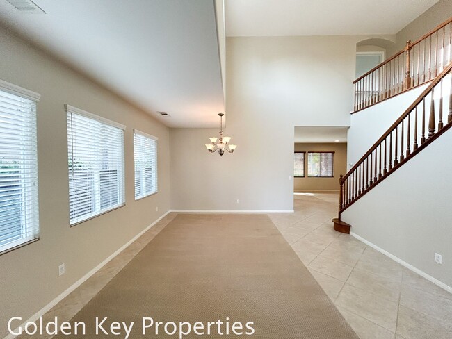 Building Photo - Beautiful Executive home located in the Ra...