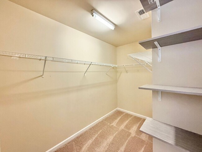 Building Photo - Newly Remodeled 4BD, 2.5BA Raleigh Corner-...