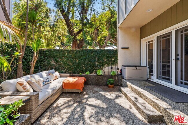 Building Photo - 2909 Arizona Ave