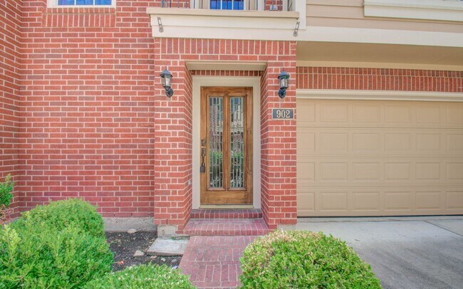 Building Photo - Stunning Three-Bedroom Townhouse Located i...