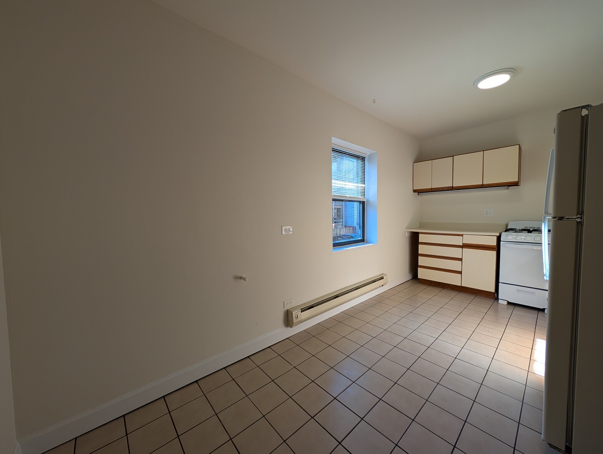 Building Photo - 813 W Cornelia Ave