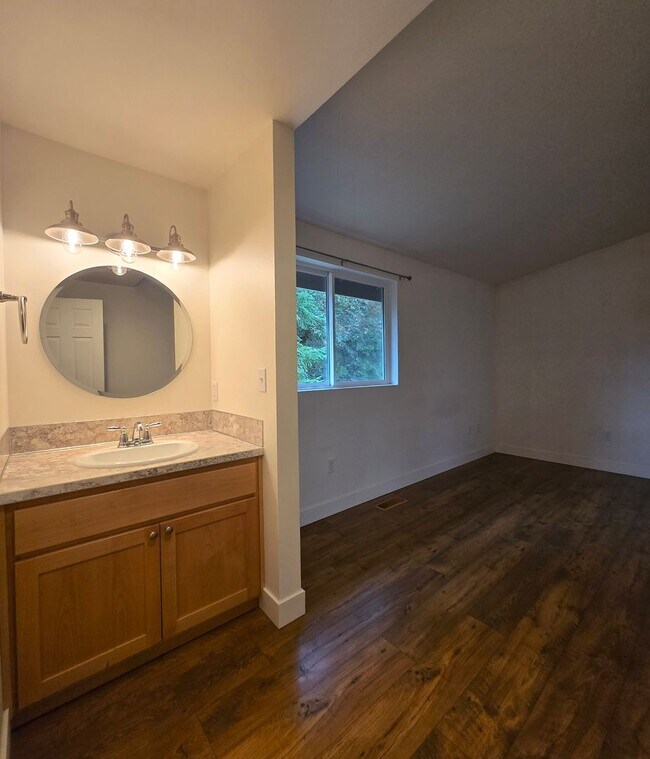 Building Photo - ***PENDING APPLICATION***4 Bedroom, 2 Bath...