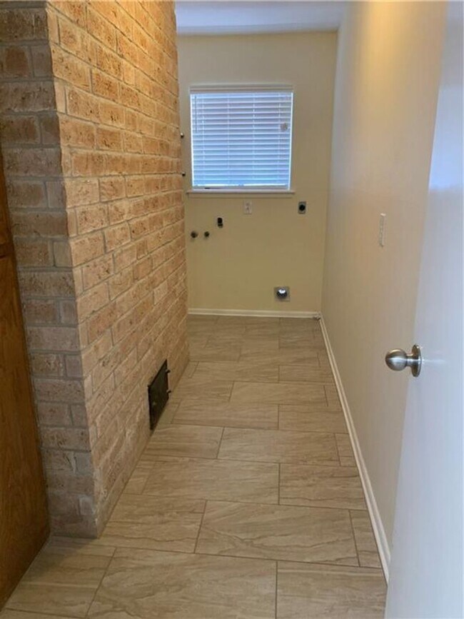 Building Photo - 941 Egyptian Dr