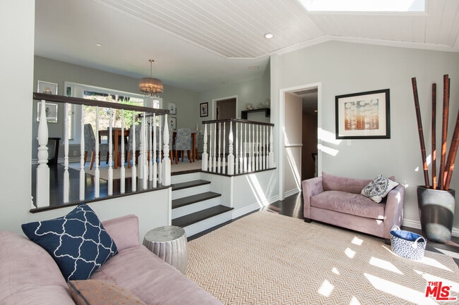 Building Photo - 7120 Pacific View Dr