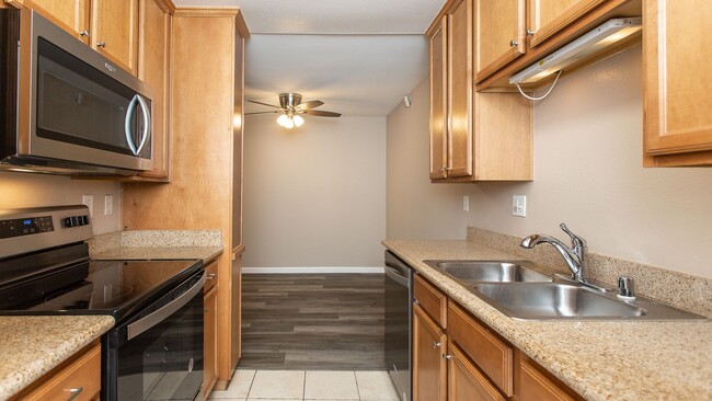 Building Photo - Sleek and Stylish 2 Bedroom Condo in Encin...