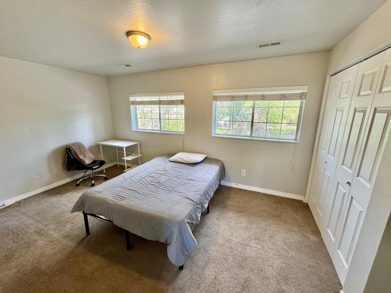 Building Photo - 546 E Delno Dr