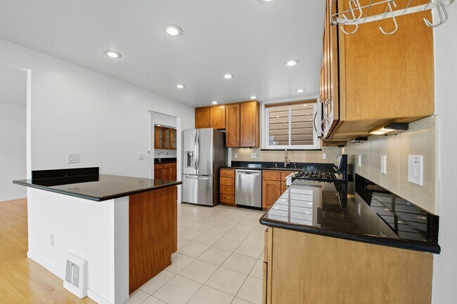 Building Photo - 805 Foerster St