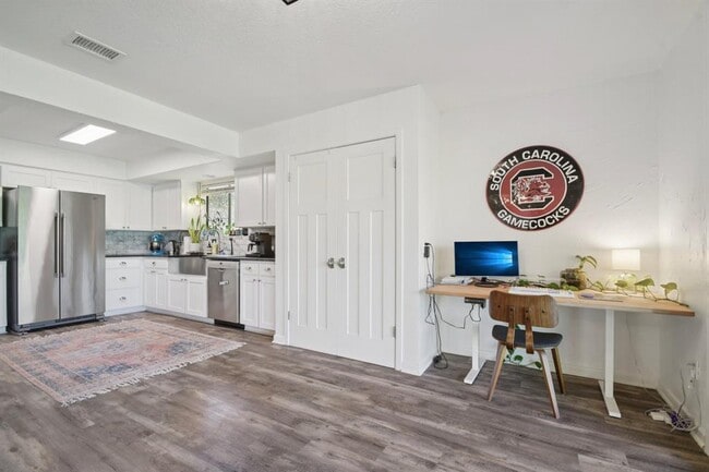 Building Photo - 730 Vanguard St