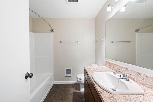 Building Photo - Clean, welcoming 2-bdrm/1.5 bath unit in Milwaukie. Private patio, quiet location, designated par...