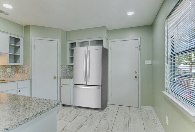 Building Photo - 3414 Hollywood Ave