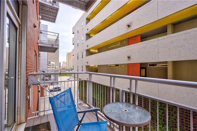 Building Photo - 1 NE 2nd St