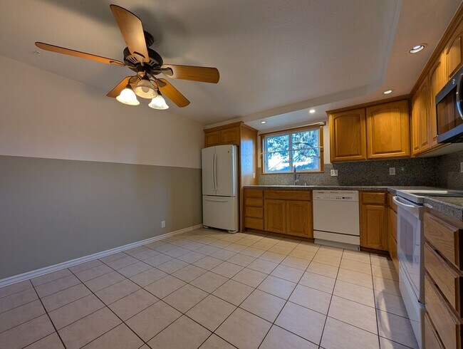 Building Photo - Cute 3 Bedroom, 1 Bath Duplex In Eugene!