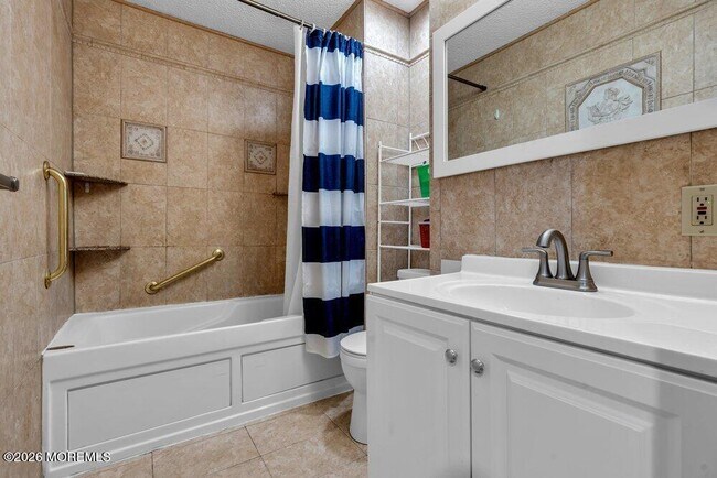 Building Photo - 11 Sutton Dr