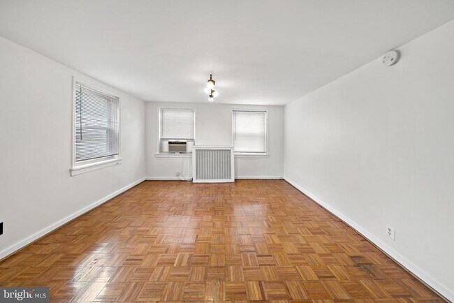 Building Photo - 625 Catharine St