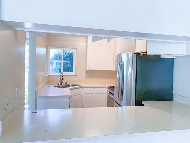 Building Photo - Welcome to this charming 3 bedroom, 2 bath...