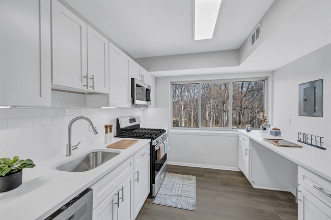 Building Photo - Reston Glade