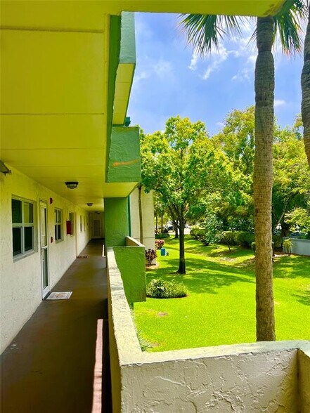 Building Photo - 5155 E Sabal Palm Blvd