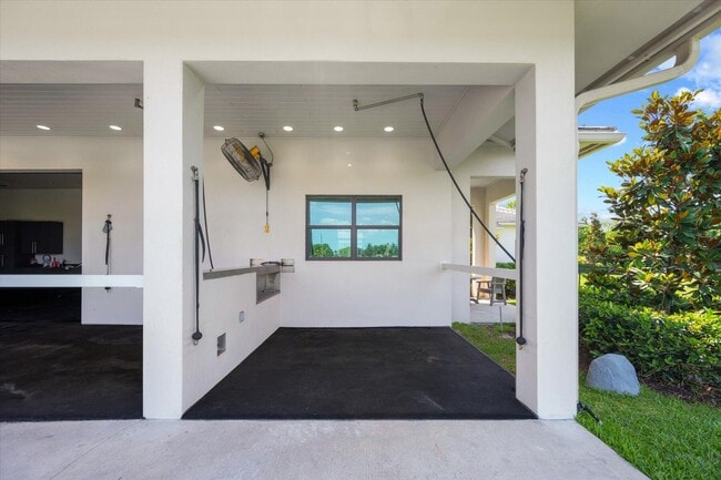 Building Photo - 15450 Estancia Ln