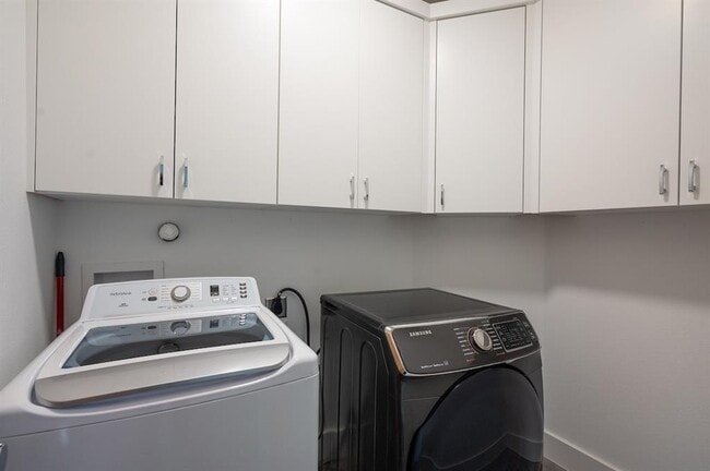 Building Photo - 2650 Crazyhorse Pass