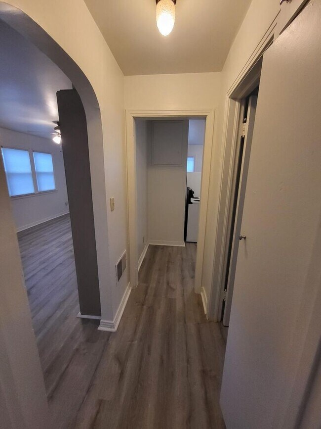 Building Photo - $1250 - 2 Bedroom 1 Bath Apartment - Heart of the City!