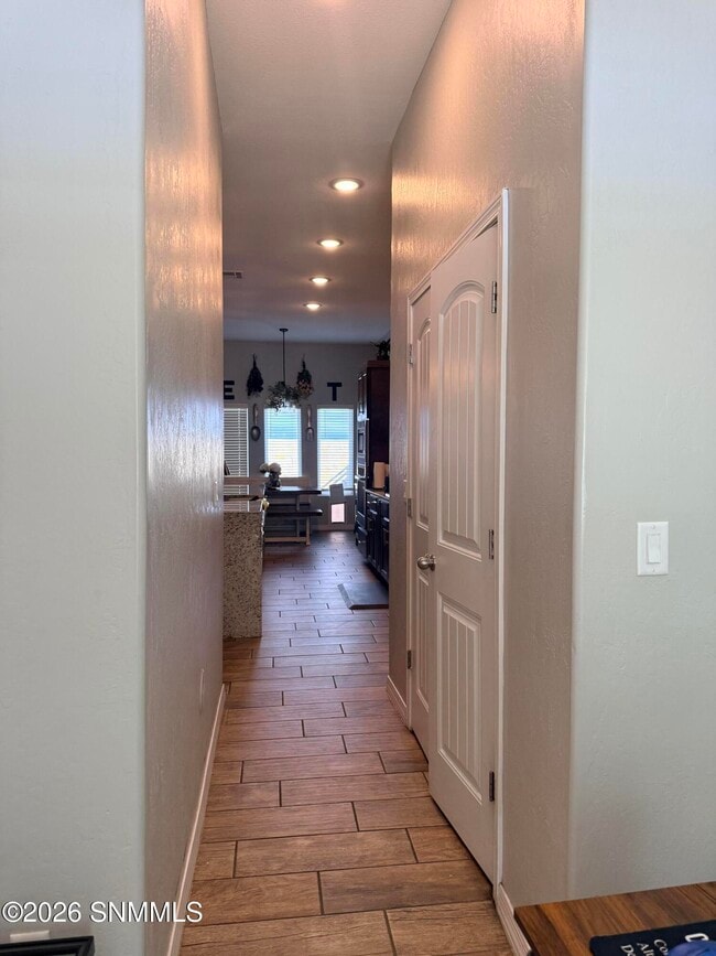 Building Photo - 548 La Entrada Cir