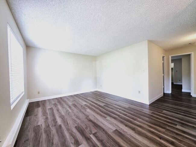 Building Photo - Updated Ground-Floor Two-bedroom One-bathr...