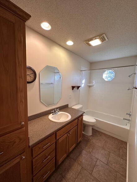 Building Photo - 4230 Green Meadow Dr