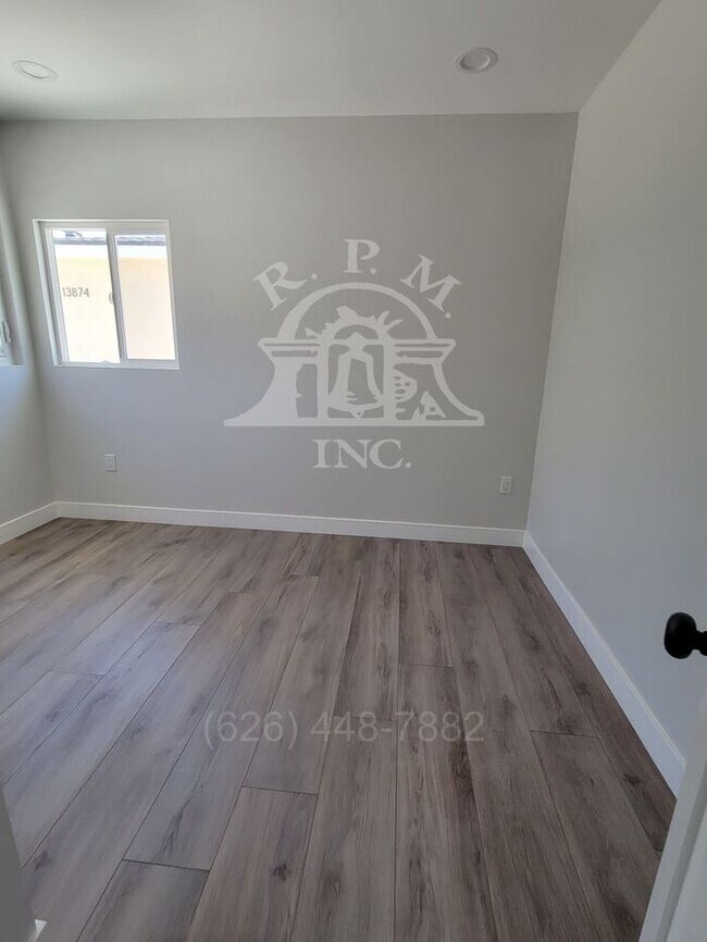 Building Photo - Modern 3 Bedroom Front House