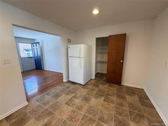 Building Photo - 86 McLoughlin St