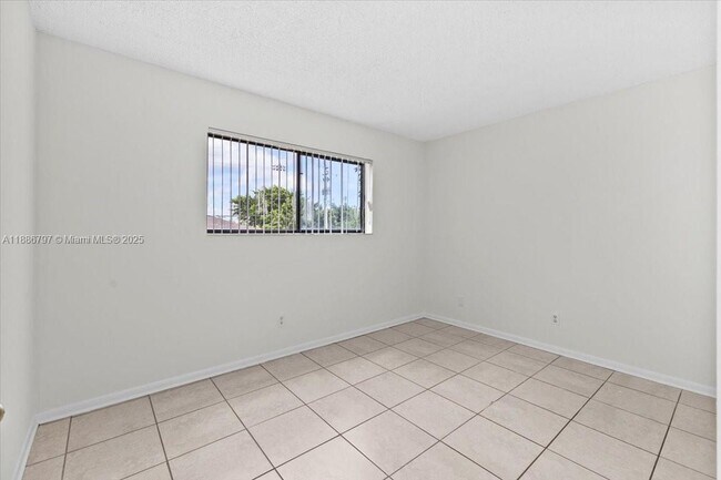 Building Photo - 6900 SW 39th St