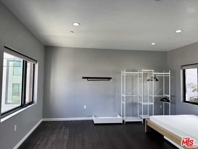 Building Photo - 727 S Gramercy Dr