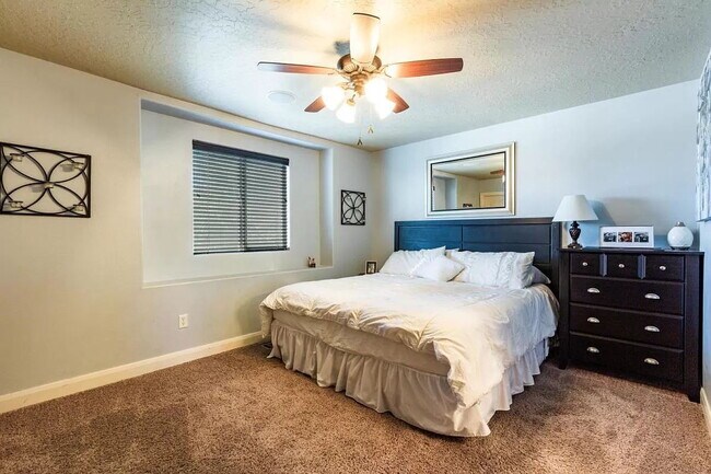 Building Photo - Spacious 3-Bed Townhouse Retreat in Southgate Townhomes