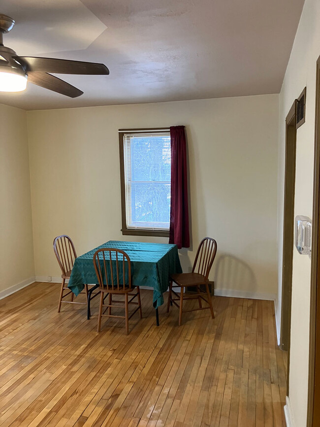 Dining area - 624 E Mill St