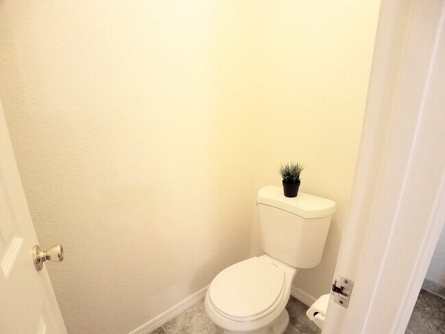 Building Photo - FOR RENT! Beautiful 2/2 Winter Park  Pool View Condo  in front of Full Sail!